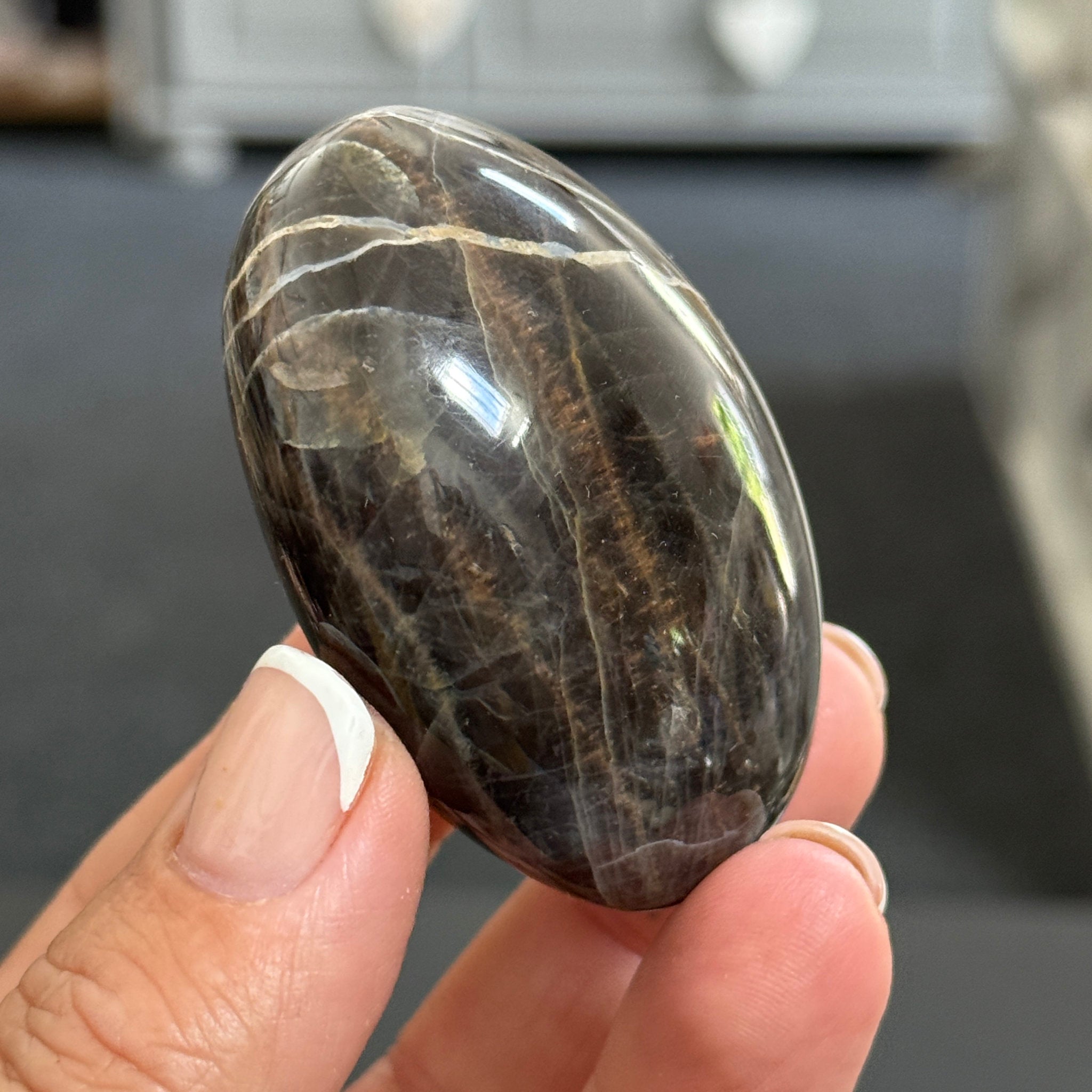 🌑 Black Moonstone Palmstone – Madagascar