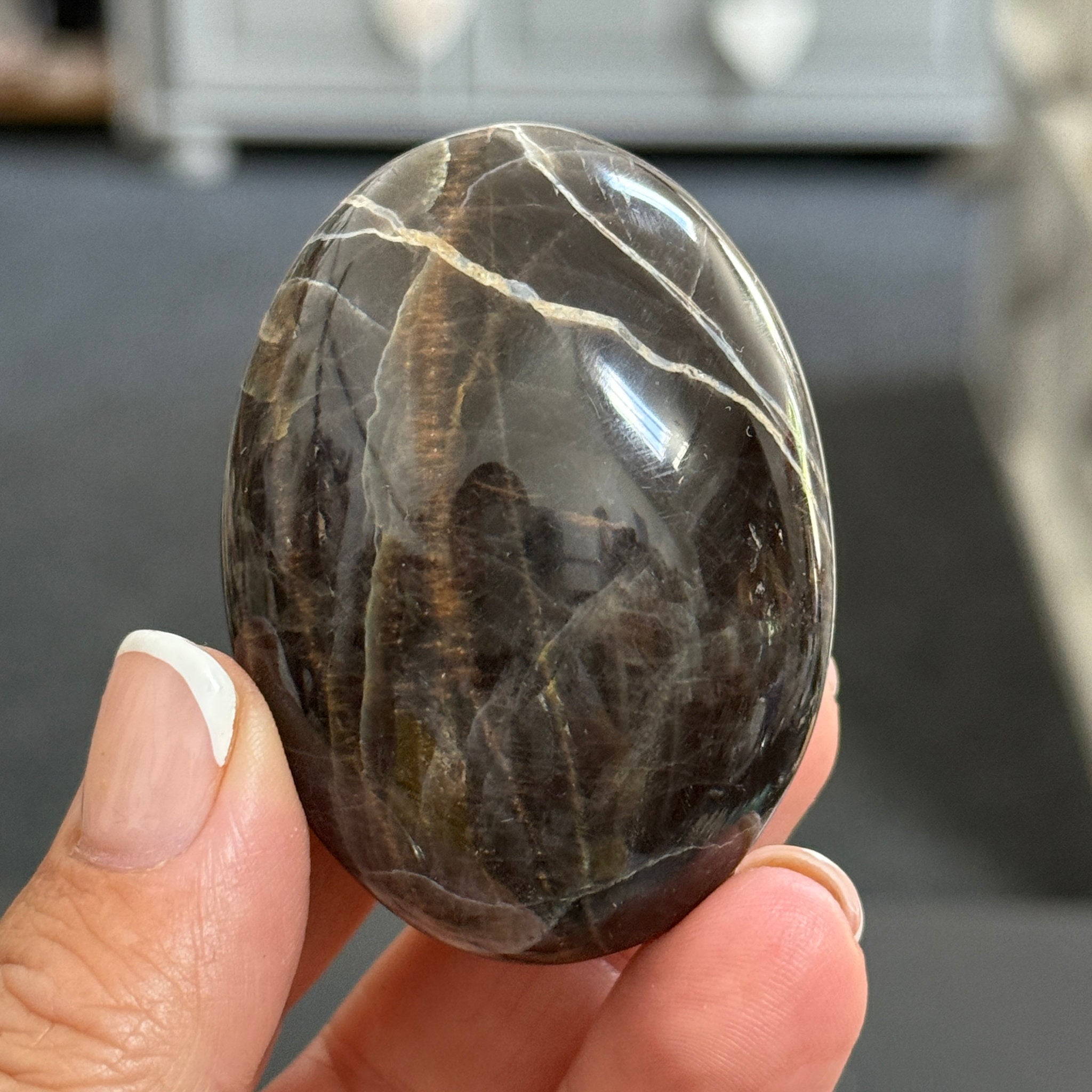 🌑 Black Moonstone Palmstone – Madagascar