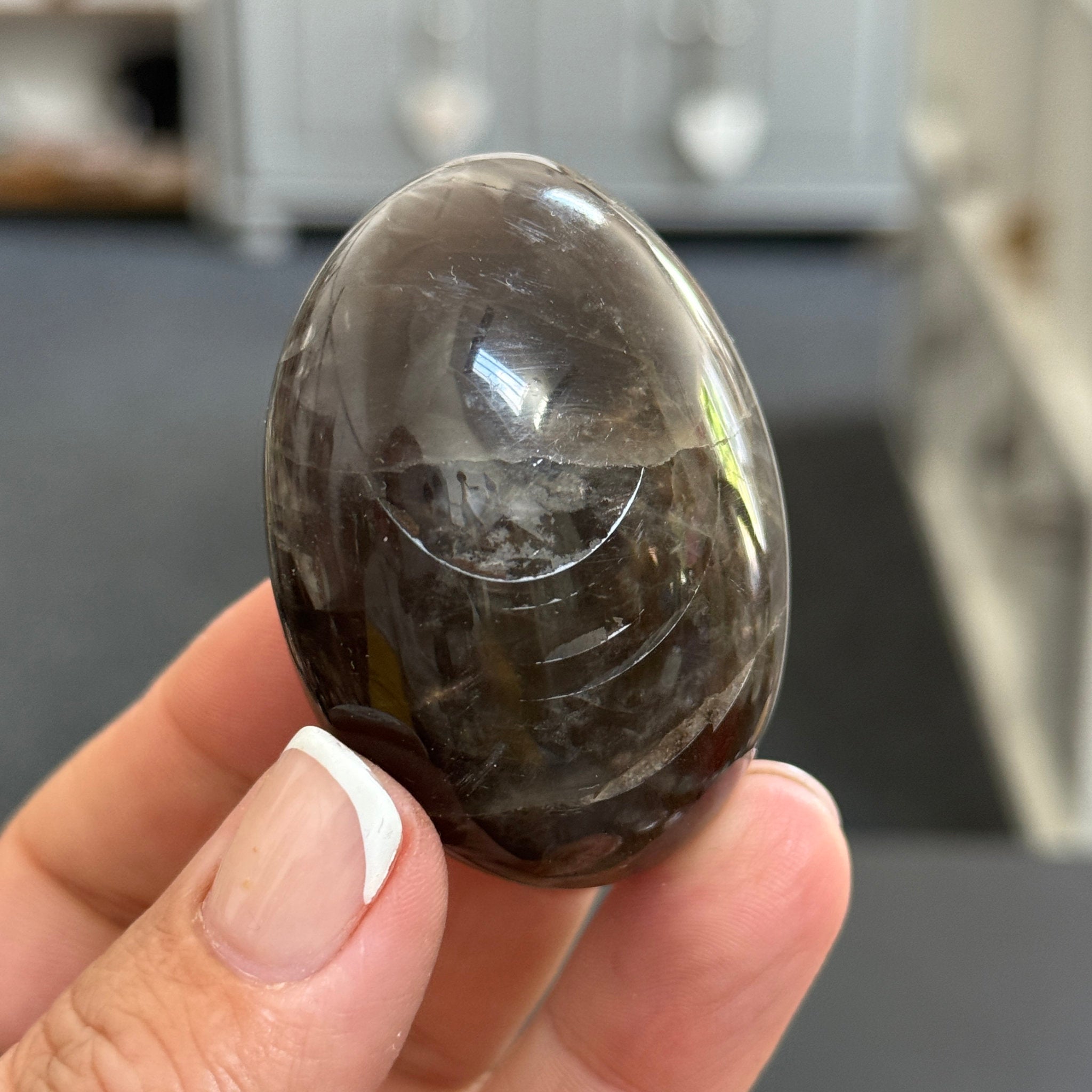 🌑 Black Moonstone Palmstone – Madagascar
