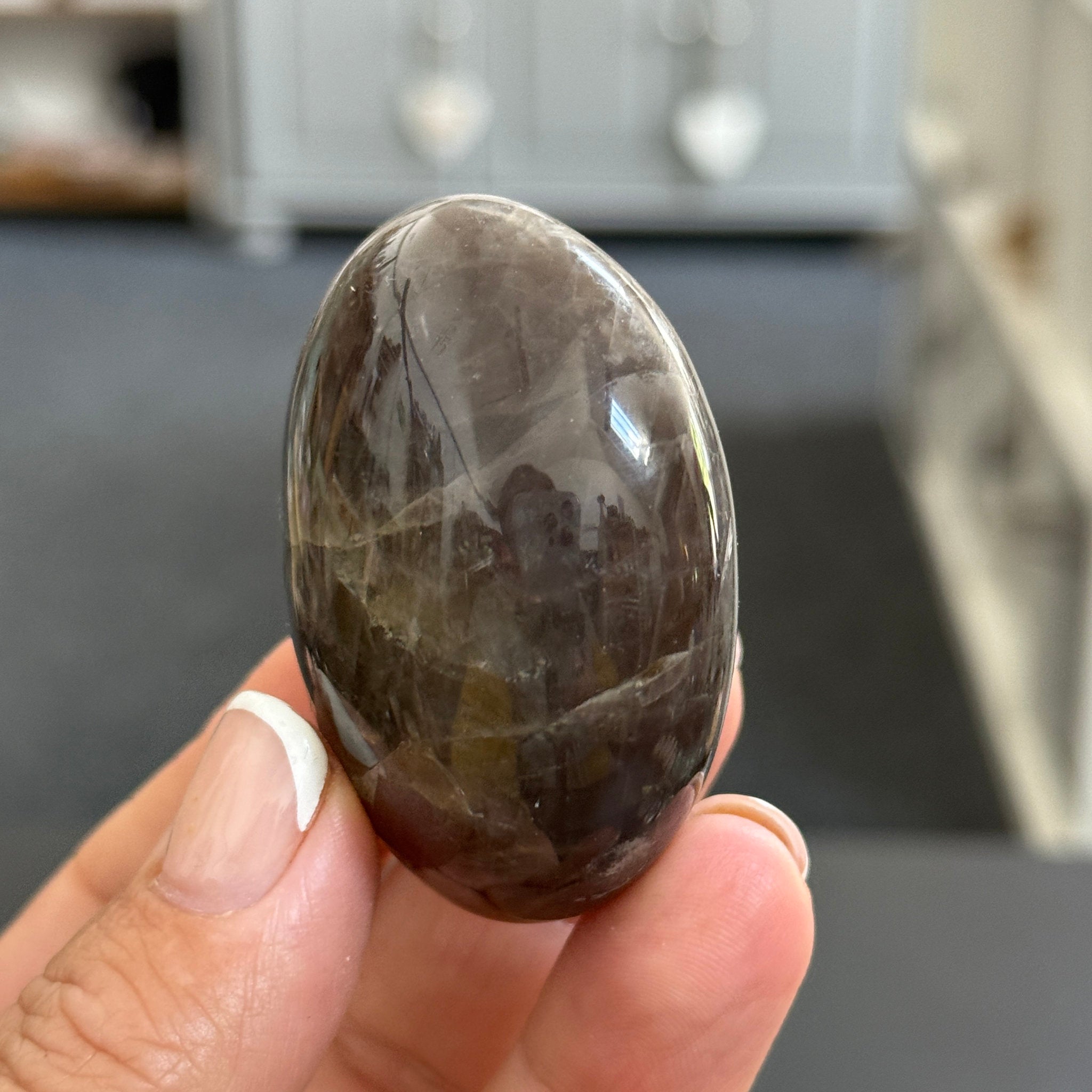 🌑 Black Moonstone Palmstone – Madagascar