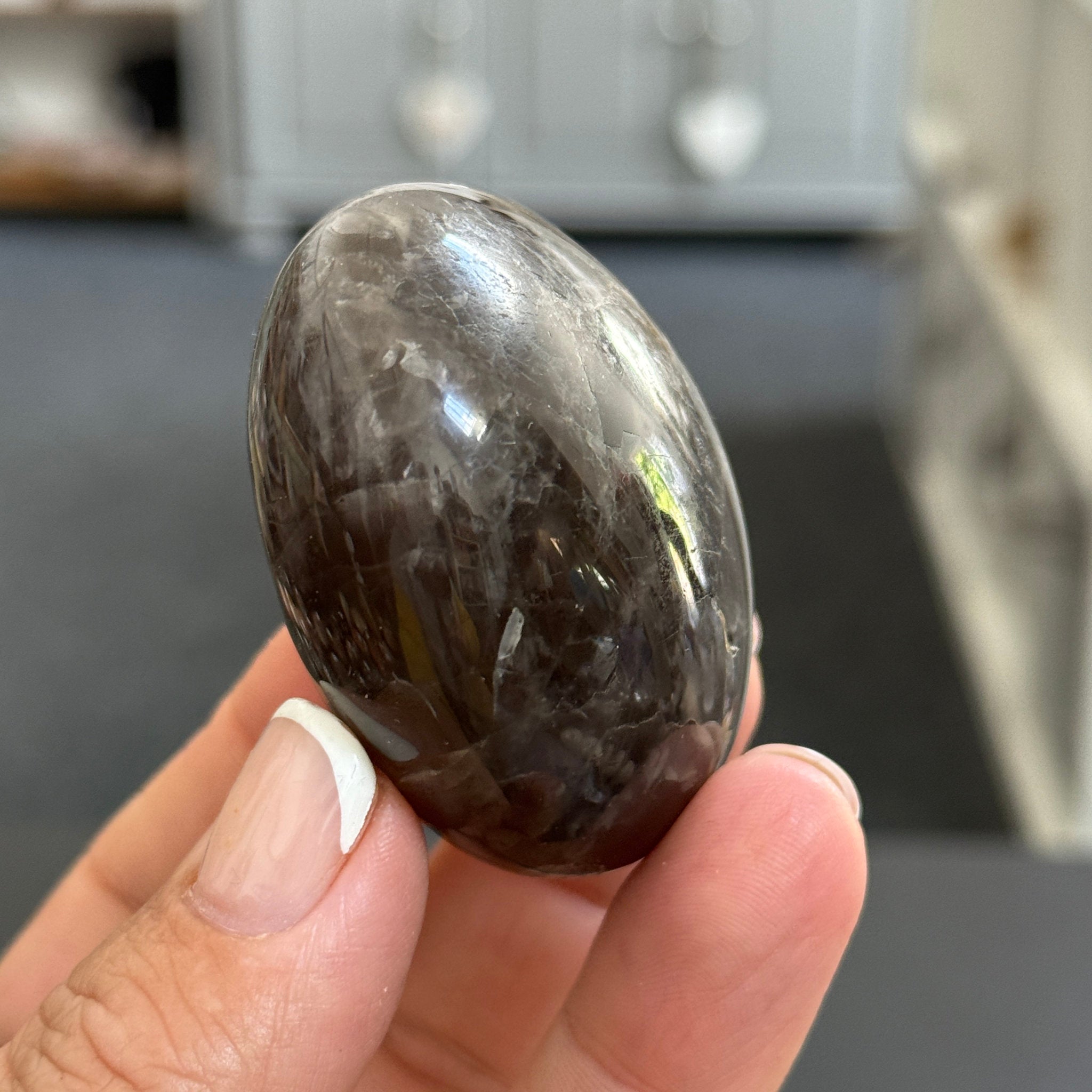 🌑 Black Moonstone Palmstone – Madagascar