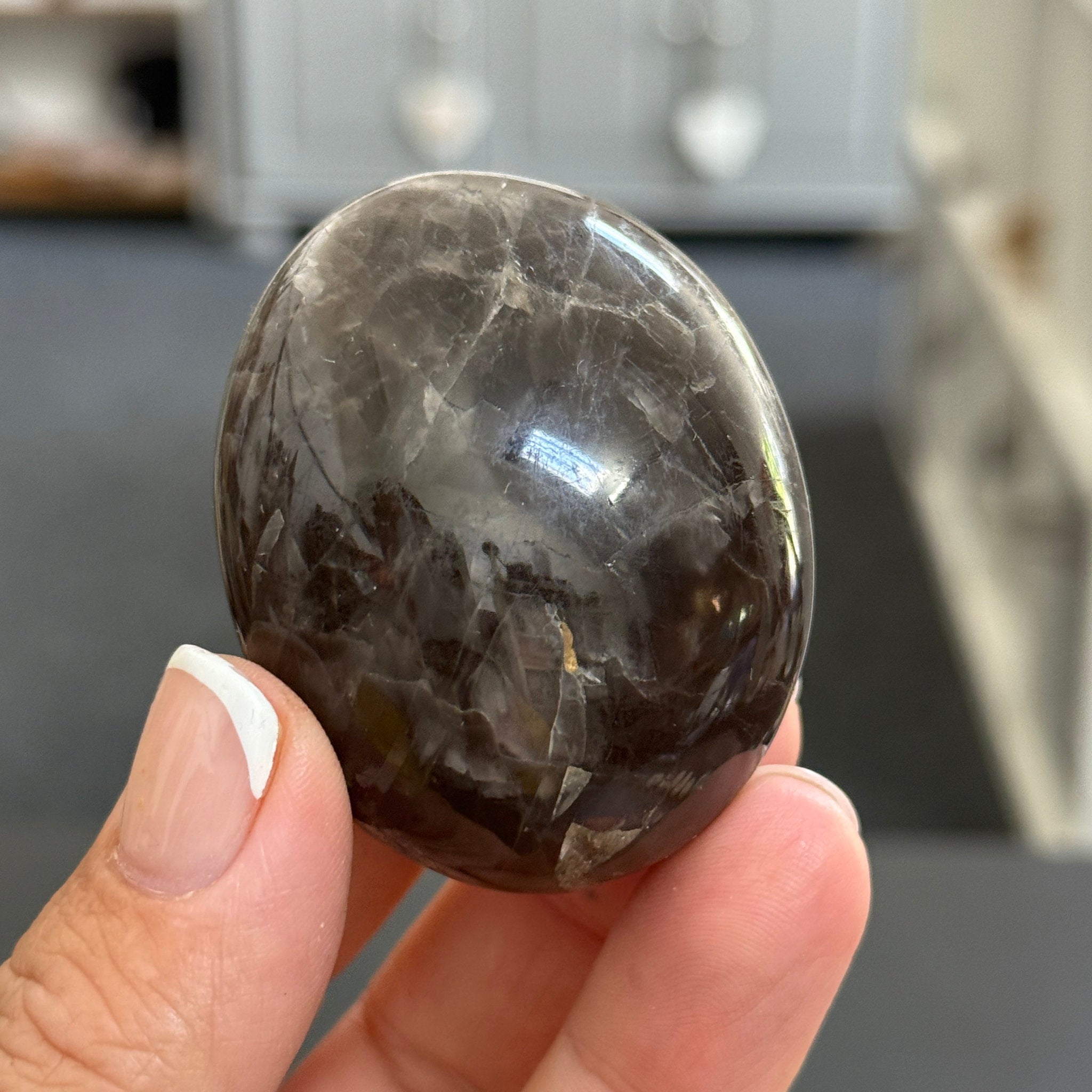 🌑 Black Moonstone Palmstone – Madagascar