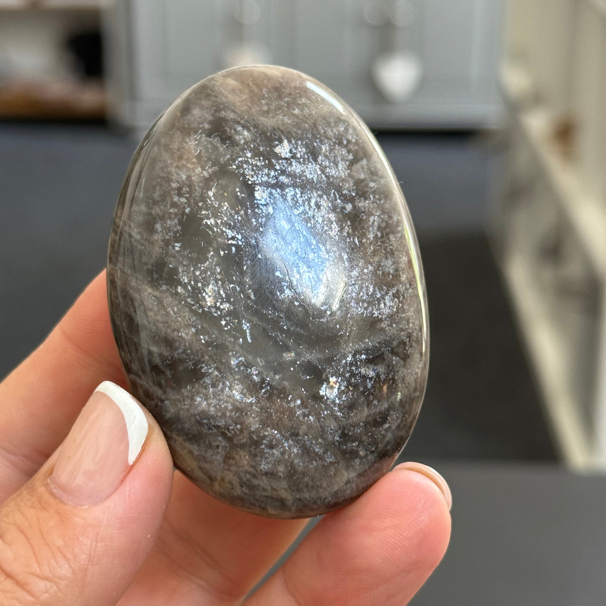 🌑 Black Moonstone Palmstone – Madagascar