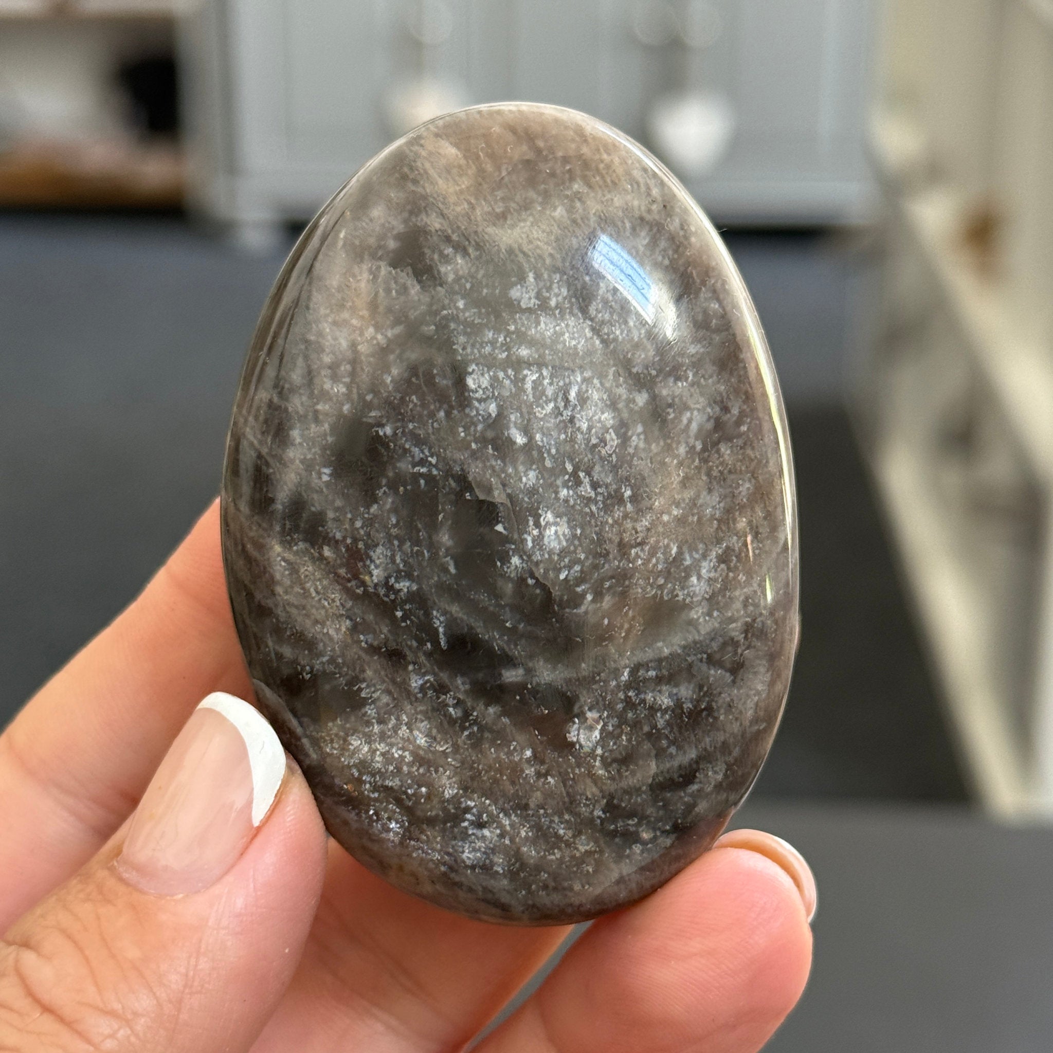 🌑 Black Moonstone Palmstone – Madagascar