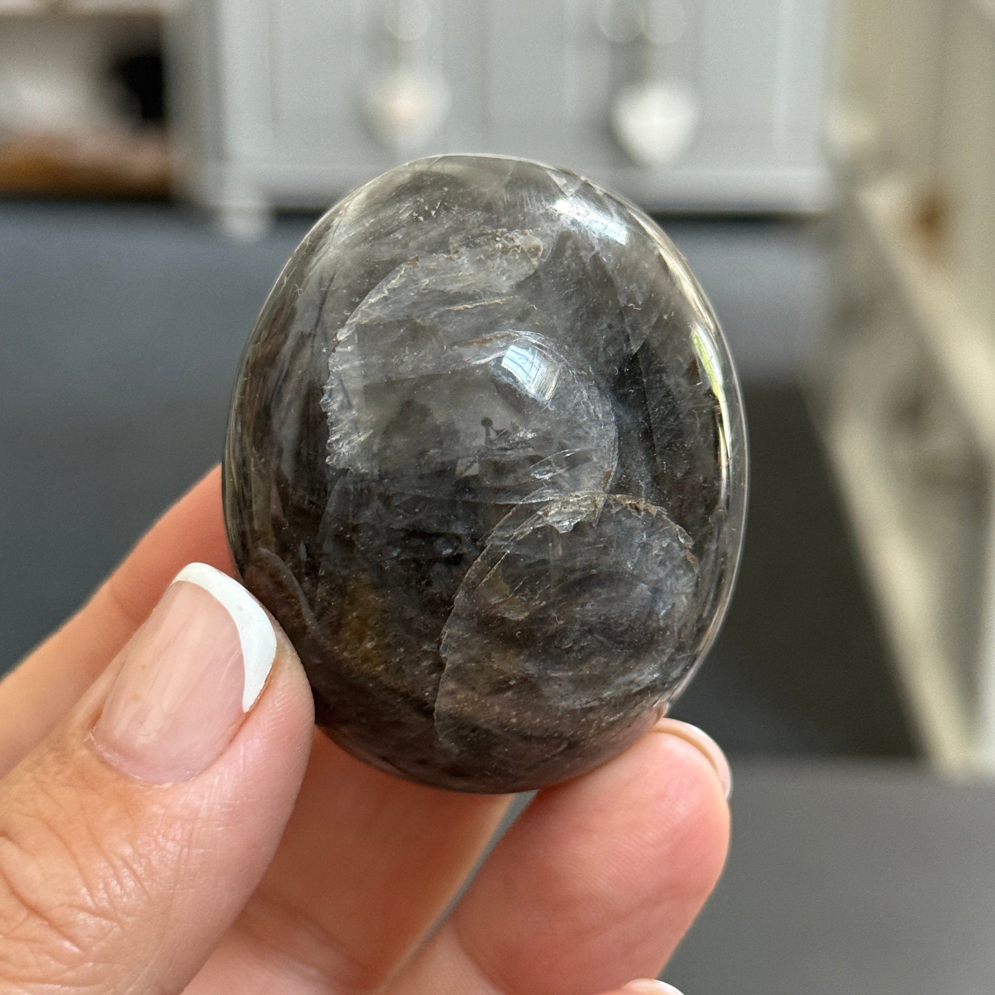 🌑 Black Moonstone Palmstone – Madagascar