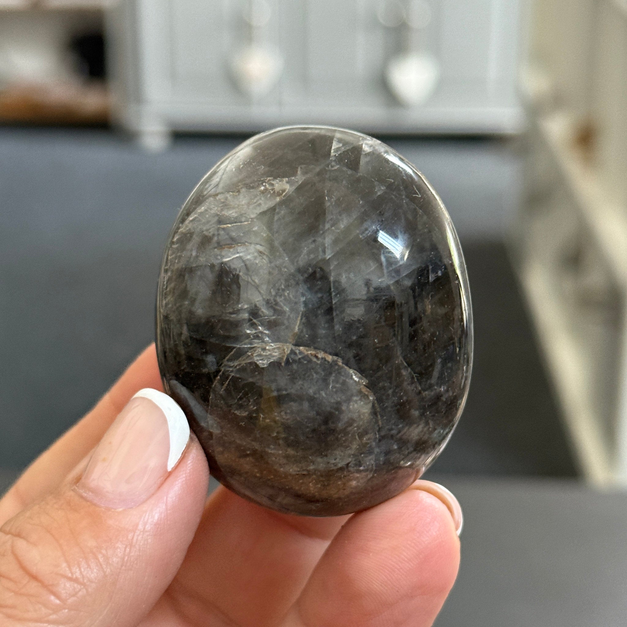 🌑 Black Moonstone Palmstone – Madagascar
