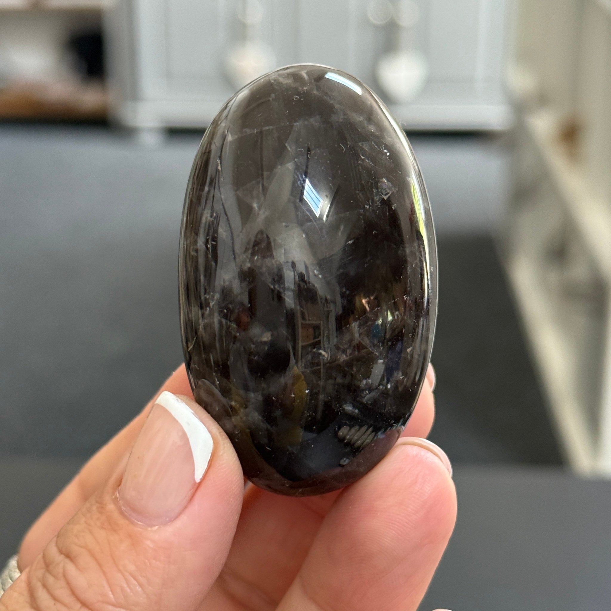 🌑 Black Moonstone Palmstone – Madagascar
