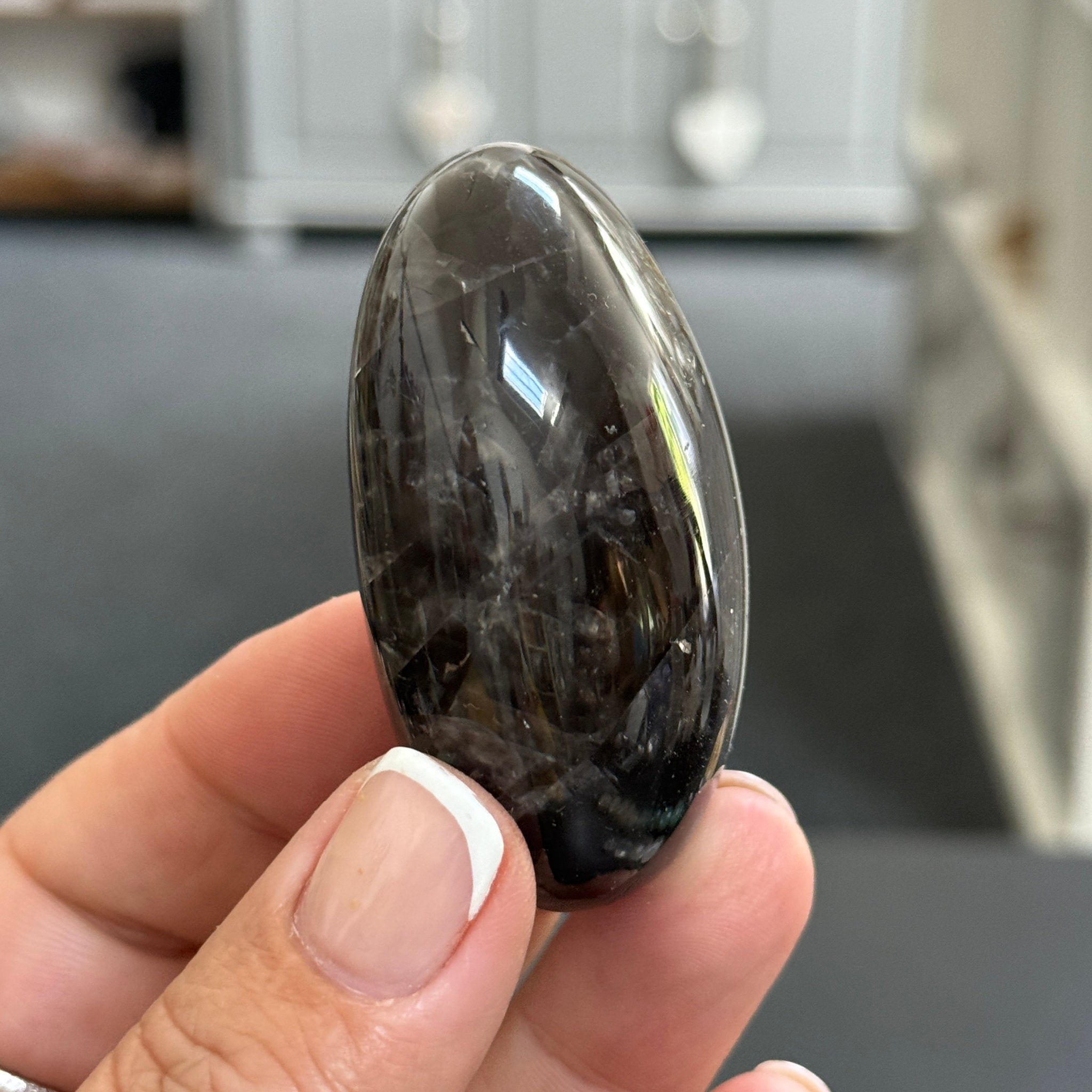 🌑 Black Moonstone Palmstone – Madagascar
