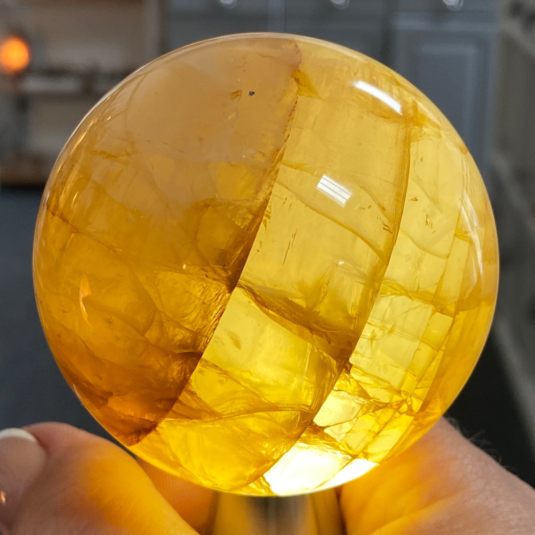 🧡 Golden Healer Quartz Sphere – Madagascar