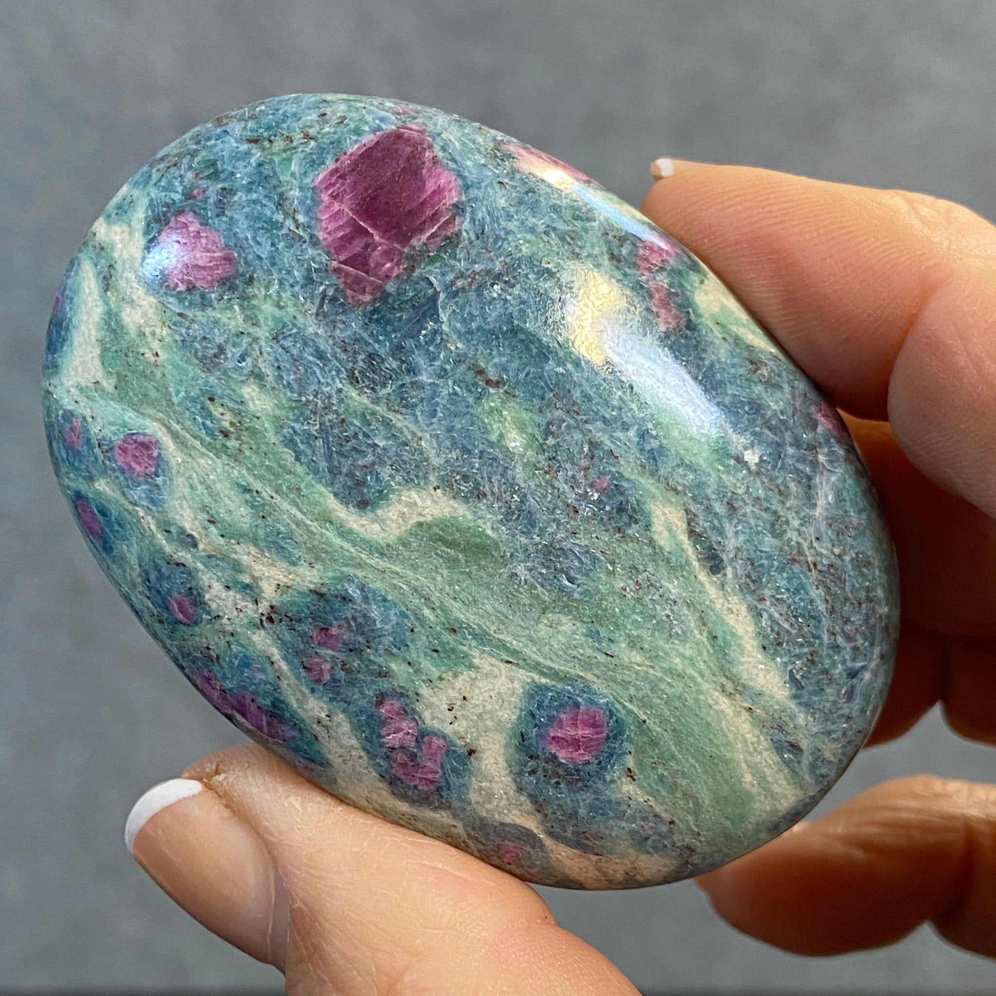 Ruby Fuchsite Palmstone with Kyanite – India