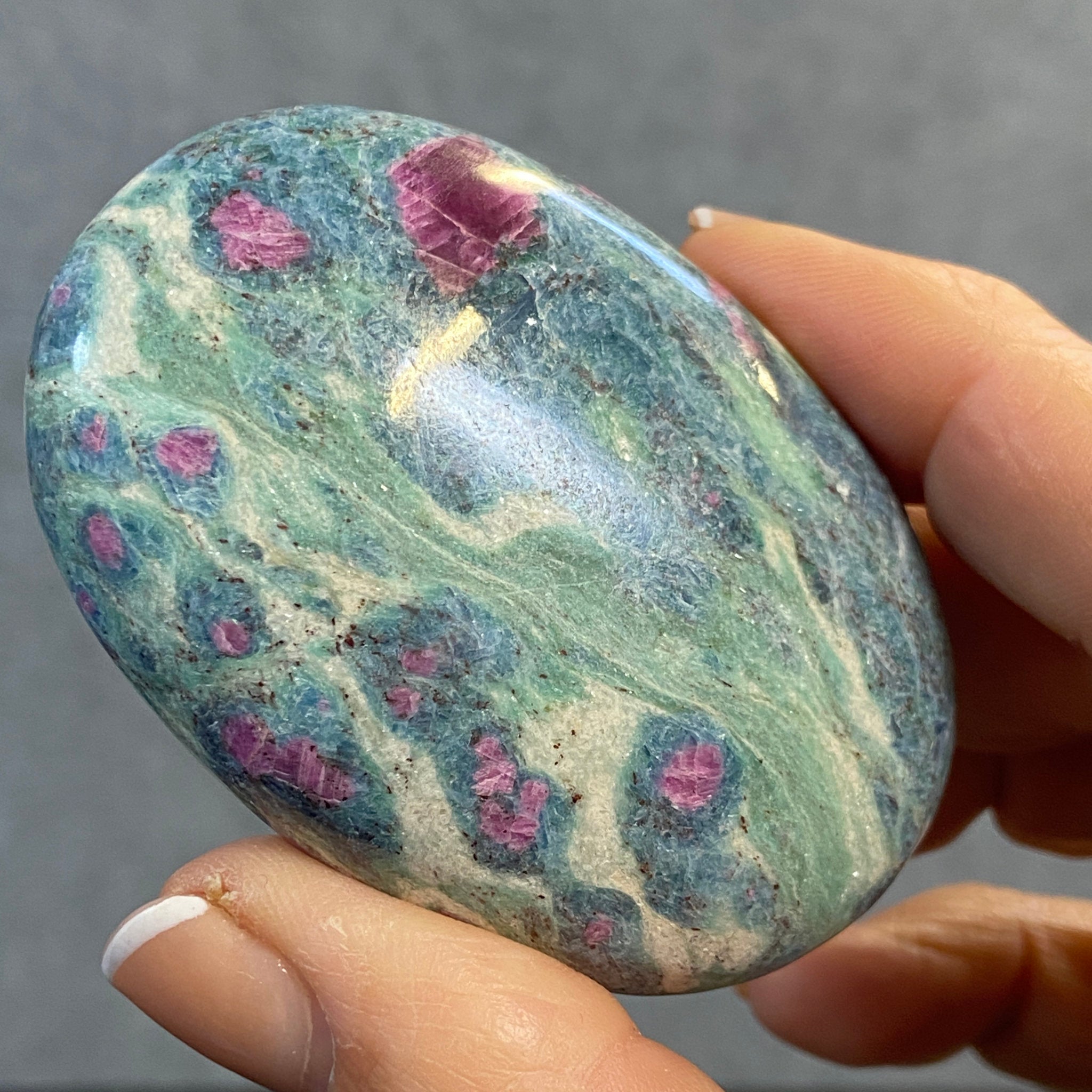 Ruby Fuchsite Palmstone with Kyanite – India