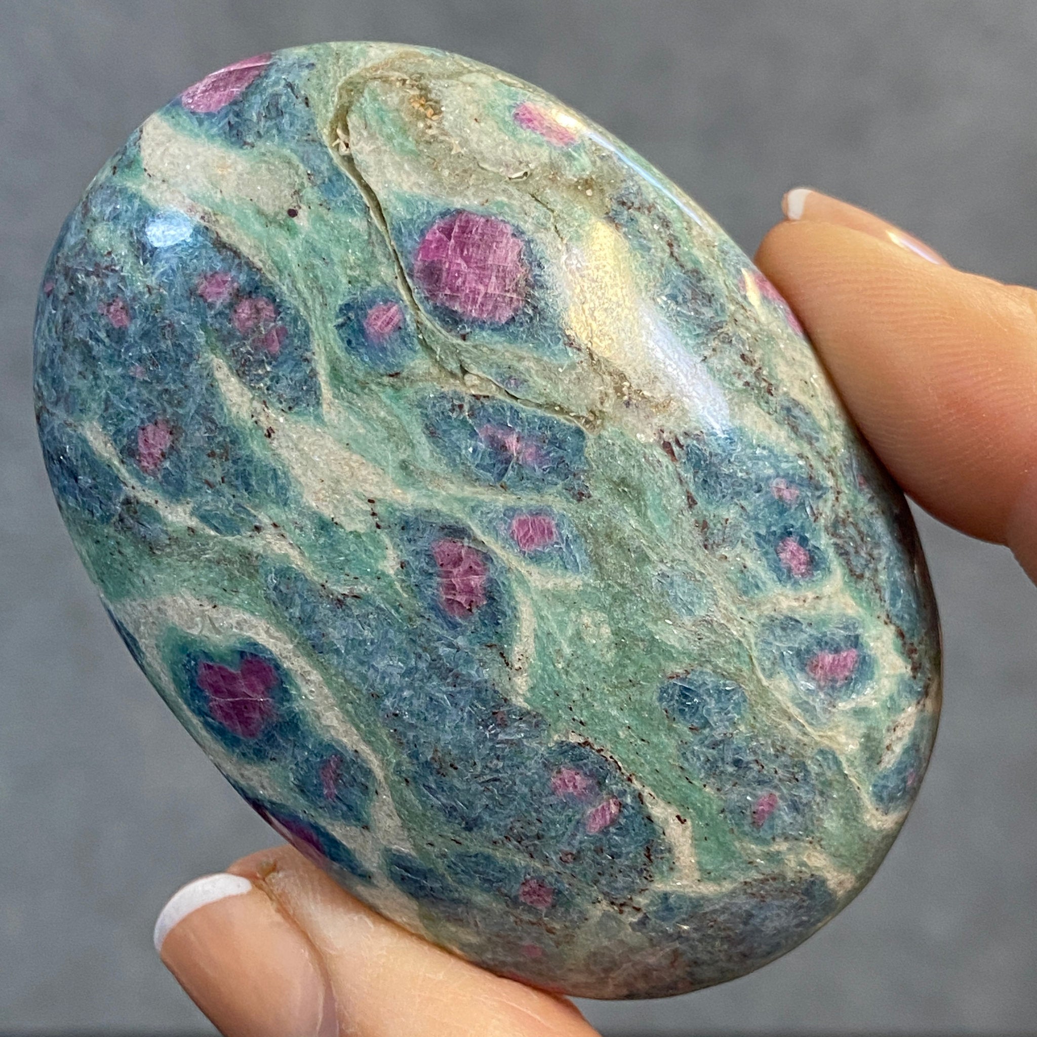Ruby Fuchsite Palmstone with Kyanite – India