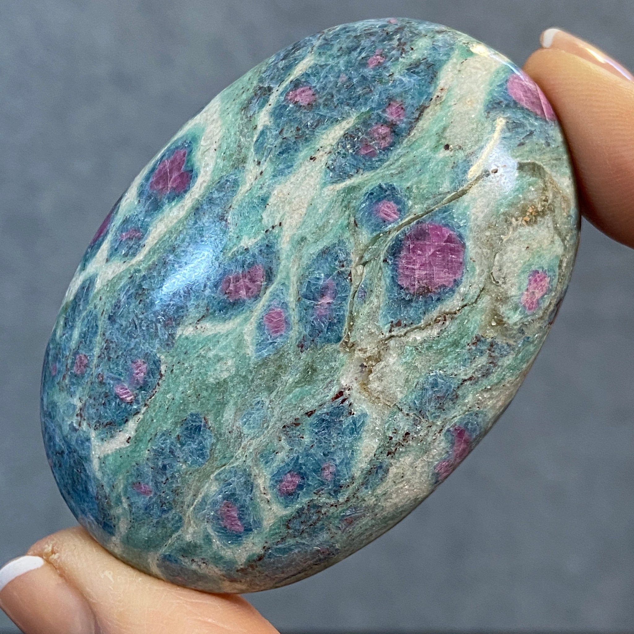 Ruby Fuchsite Palmstone with Kyanite – India