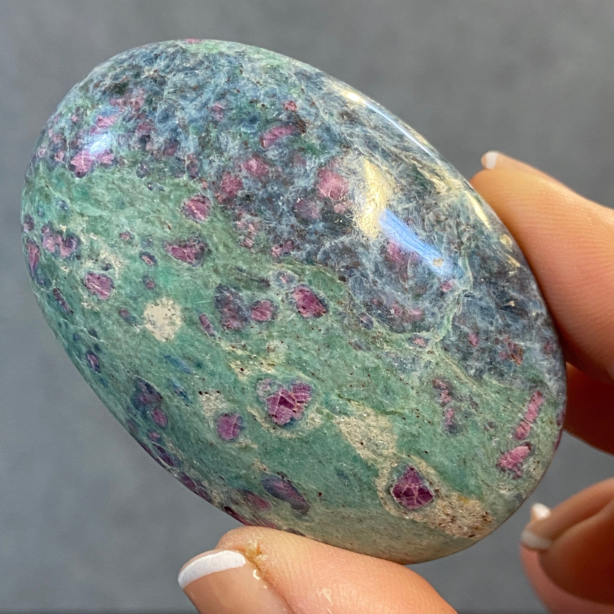Ruby Fuchsite Palmstone with Kyanite – India