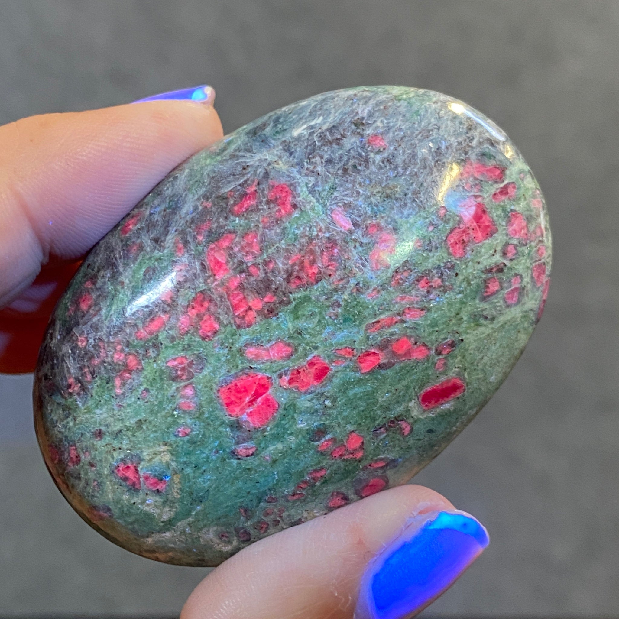 Ruby Fuchsite Palmstone with Kyanite – India