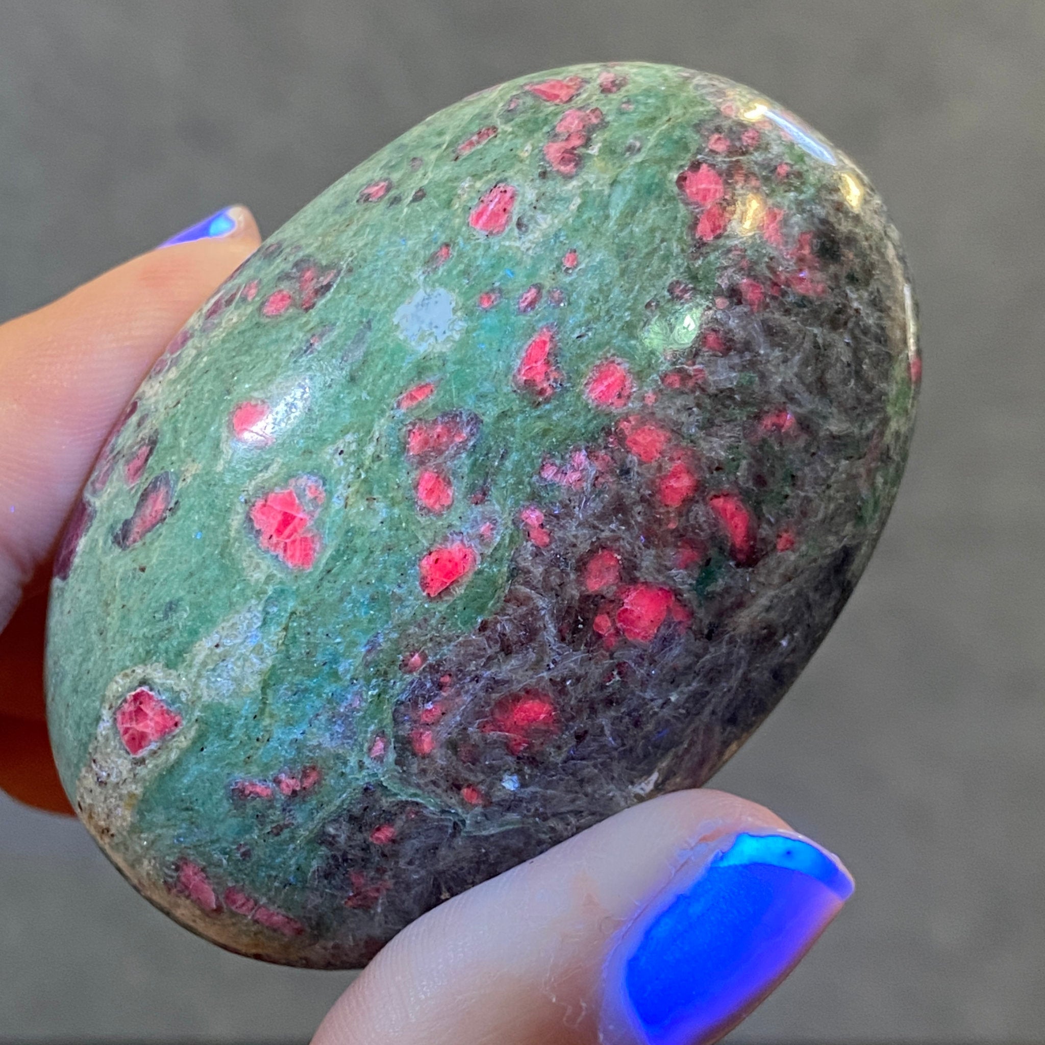 Ruby Fuchsite Palmstone with Kyanite – India